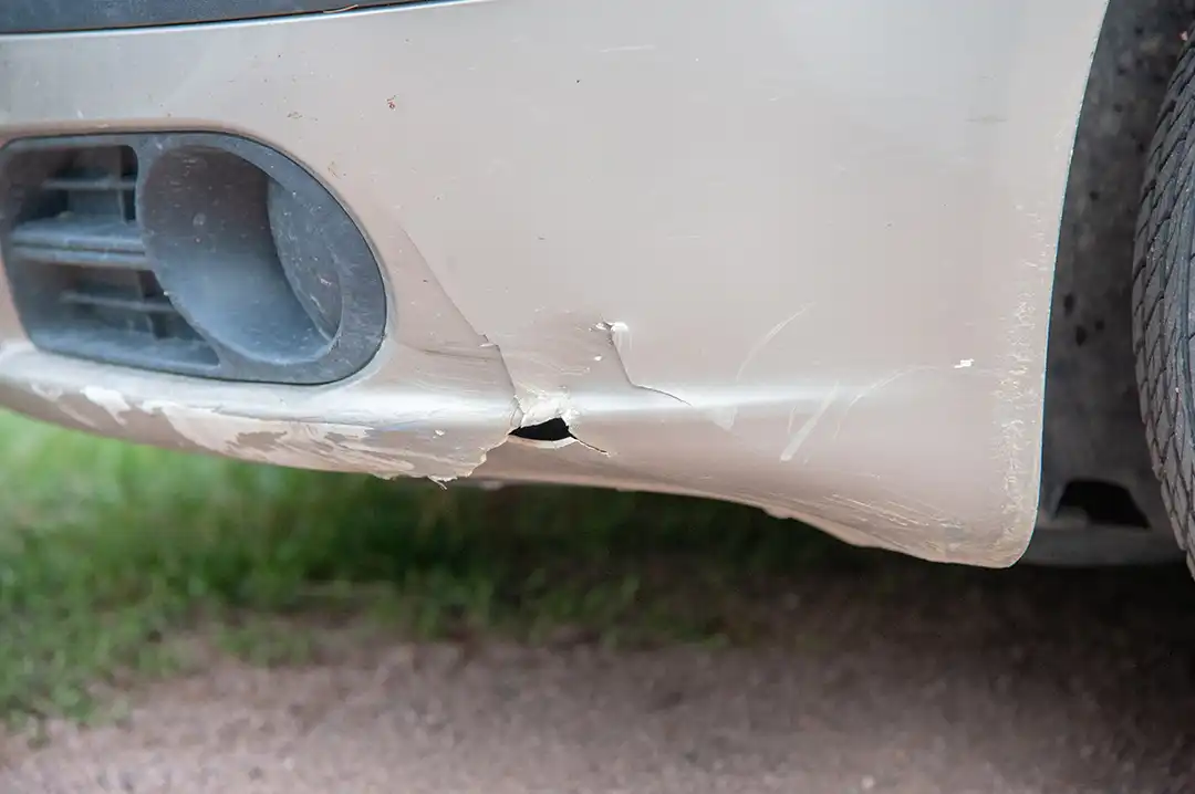 Nahaufnahme einer kaputten Stoßstange eines Wohnmobils.